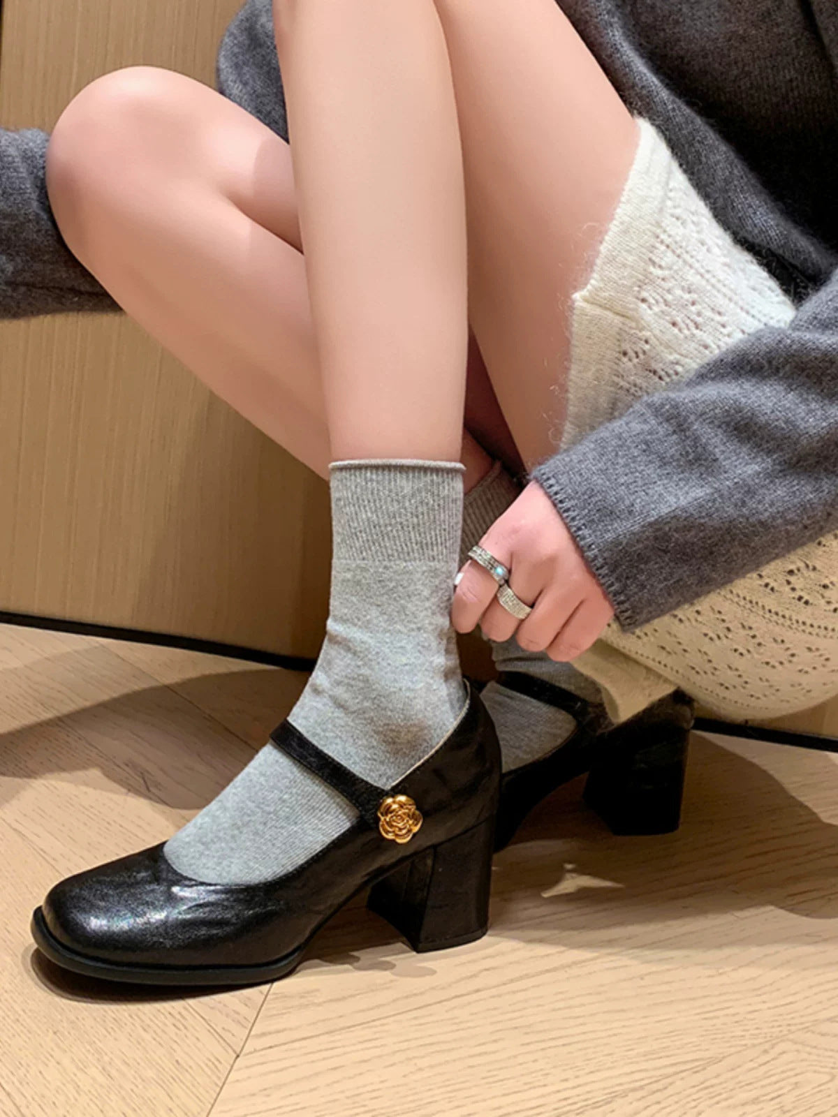 Damen Pumps mit Riemen Blumen Dekoration Elegant