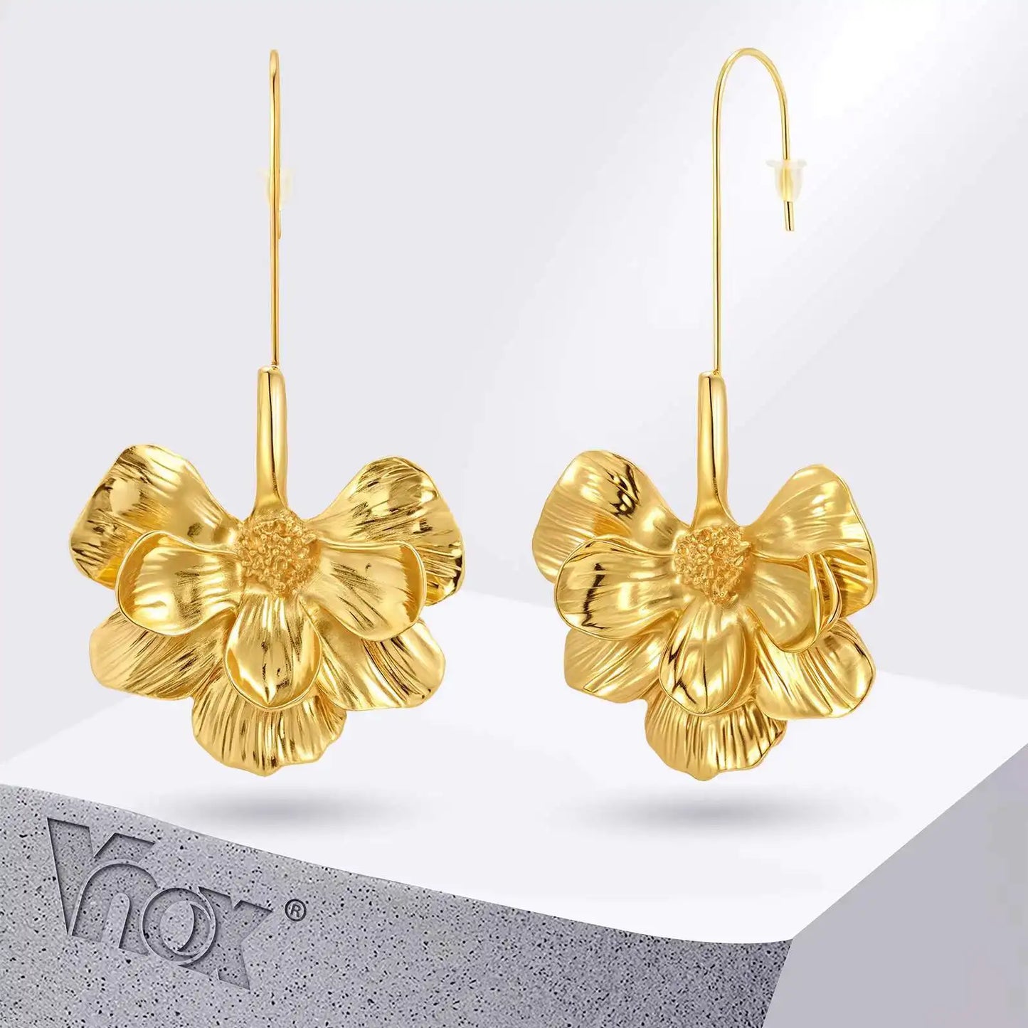Seitenansicht romantische Blüten-Ohrringe in Gold
