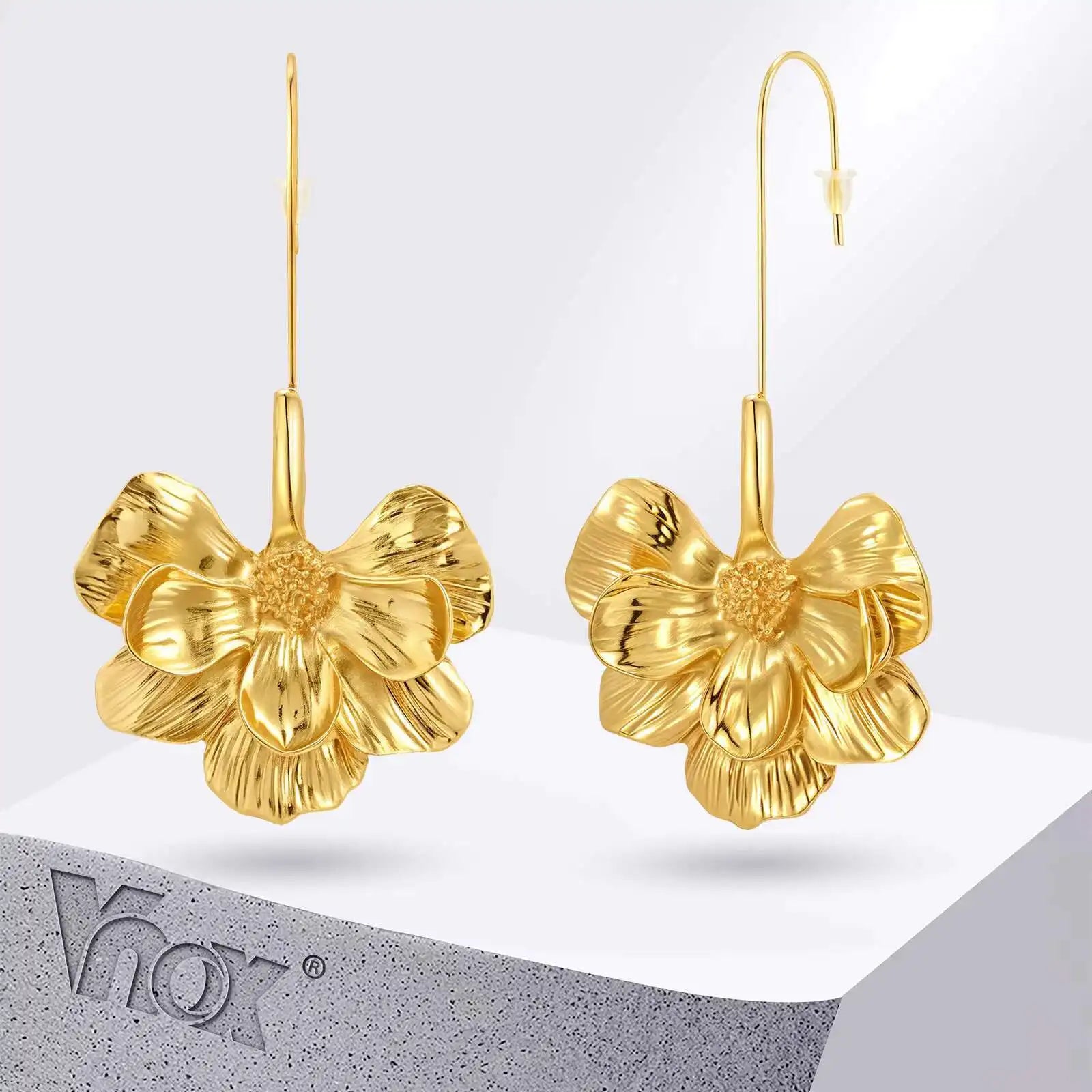 Seitenansicht romantische Blüten-Ohrringe in Gold
