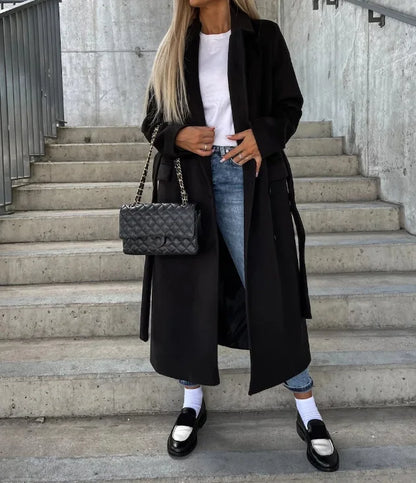 Luxora Mantel schwarz, offen getragen mit Jeans
