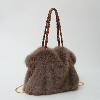 braune fluffy handtasche mit geflochtenen henkeln