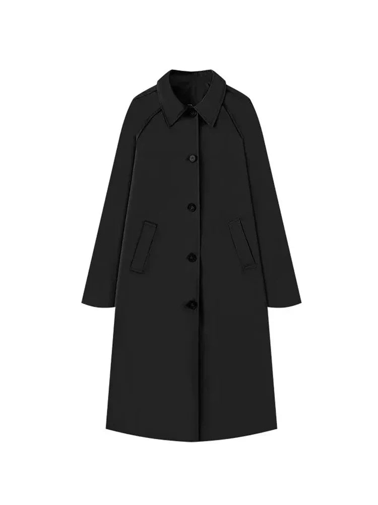 Clara Trenchcoat Schwarz – Look mit grüner Strickjacke