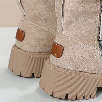 nahaufnahme beige winterstiefel mit reißverschluss und profilsohle
