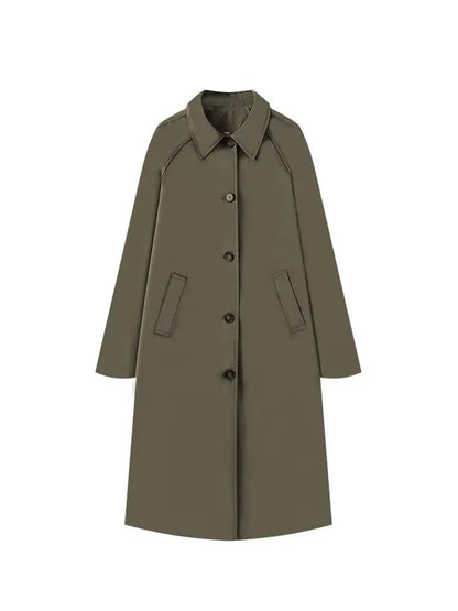 Clara Trenchcoat Oliv – offener Look im Sitzen