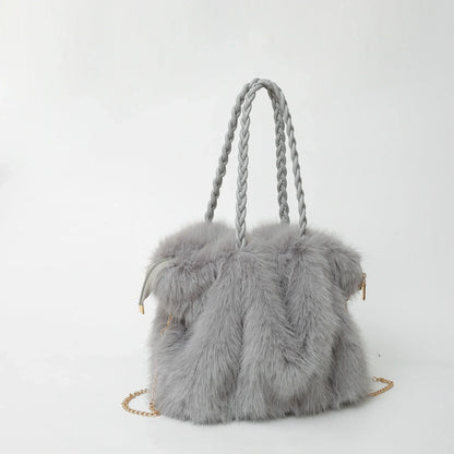 graue teddy handtasche mit weicher struktur und kettenriemen