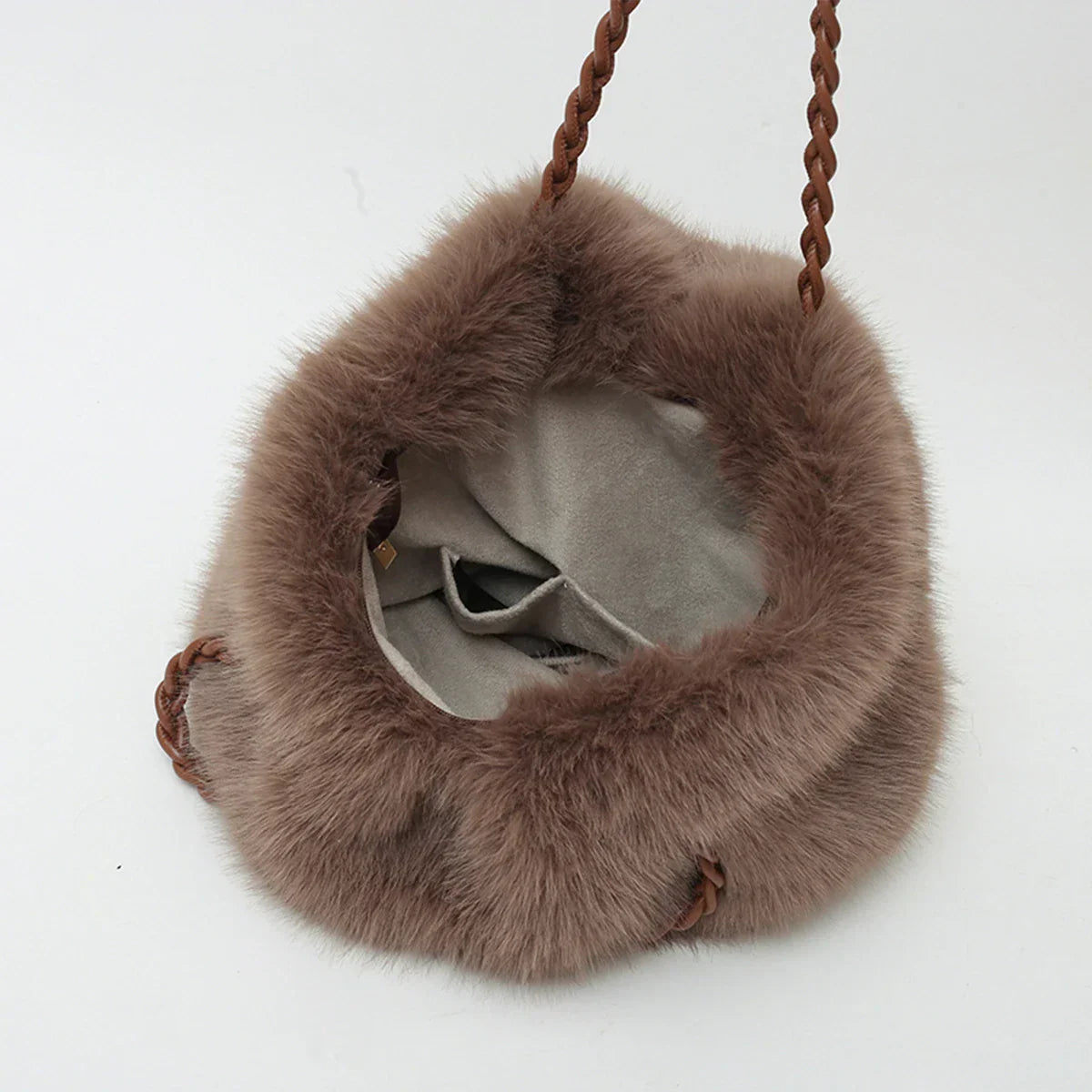 Geflochtene Handtasche mit Metallic-Kette und Henkel
