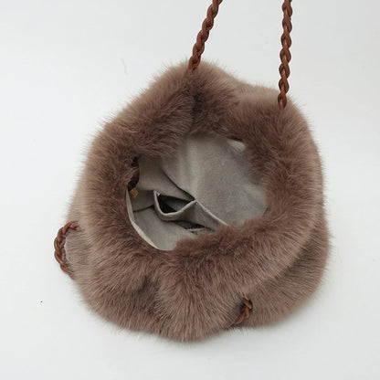 Geflochtene Handtasche mit Metallic-Kette und Henkel