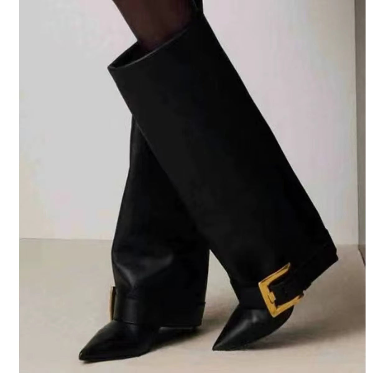 Velmira High Fashion Stiefel Schwarz mit Goldschnalle
