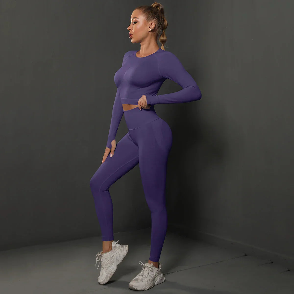 Sport Outfit Damen nahtlos in Dunkellila, figurbetonend
