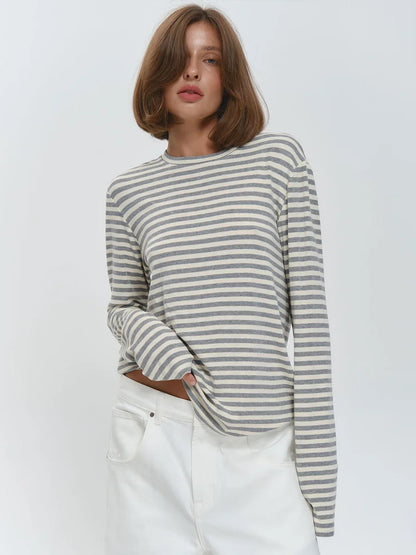 graues gestreiftes Langarmshirt für Damen kombiniert mit weißer Hose