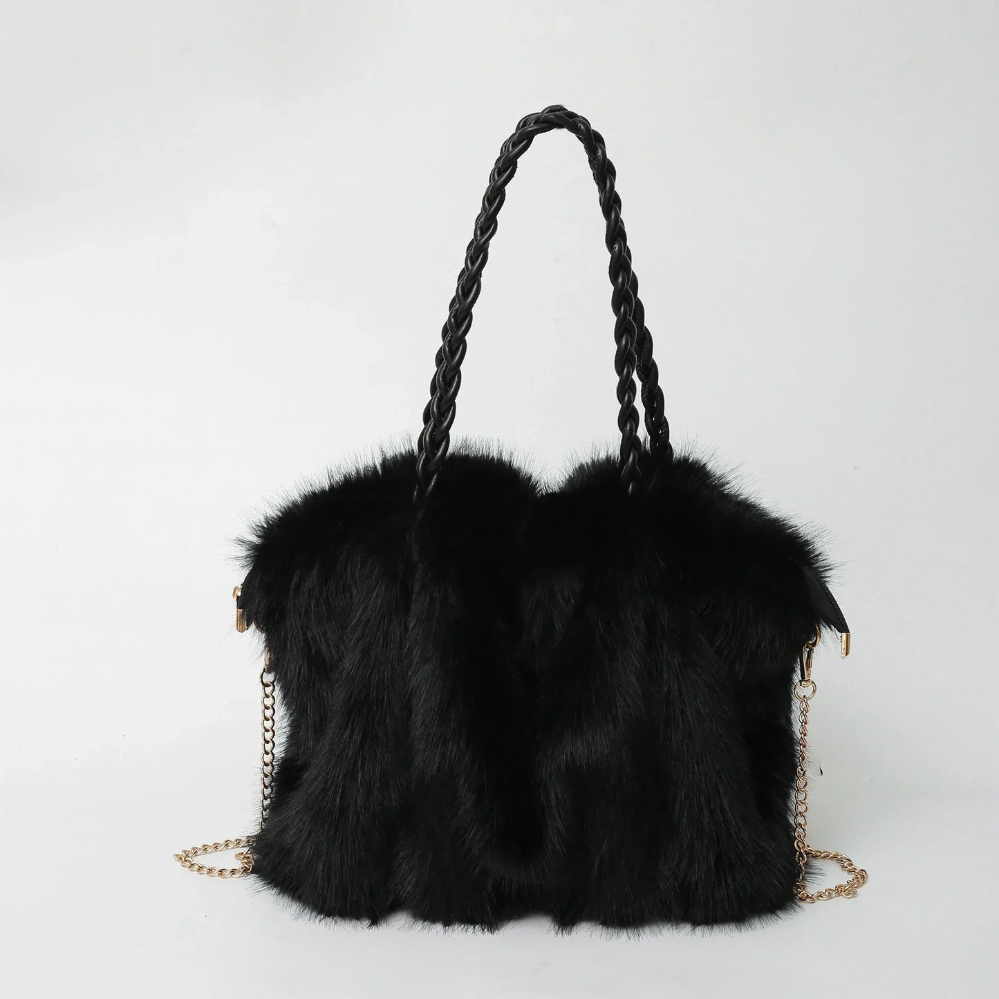 schwarze fluffy handtasche mit geflochtenem henkel und goldkette