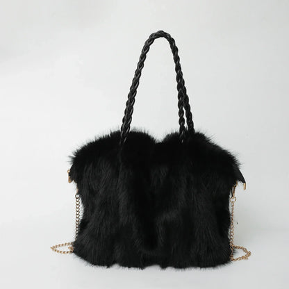 schwarze fluffy handtasche mit geflochtenem henkel und goldkette