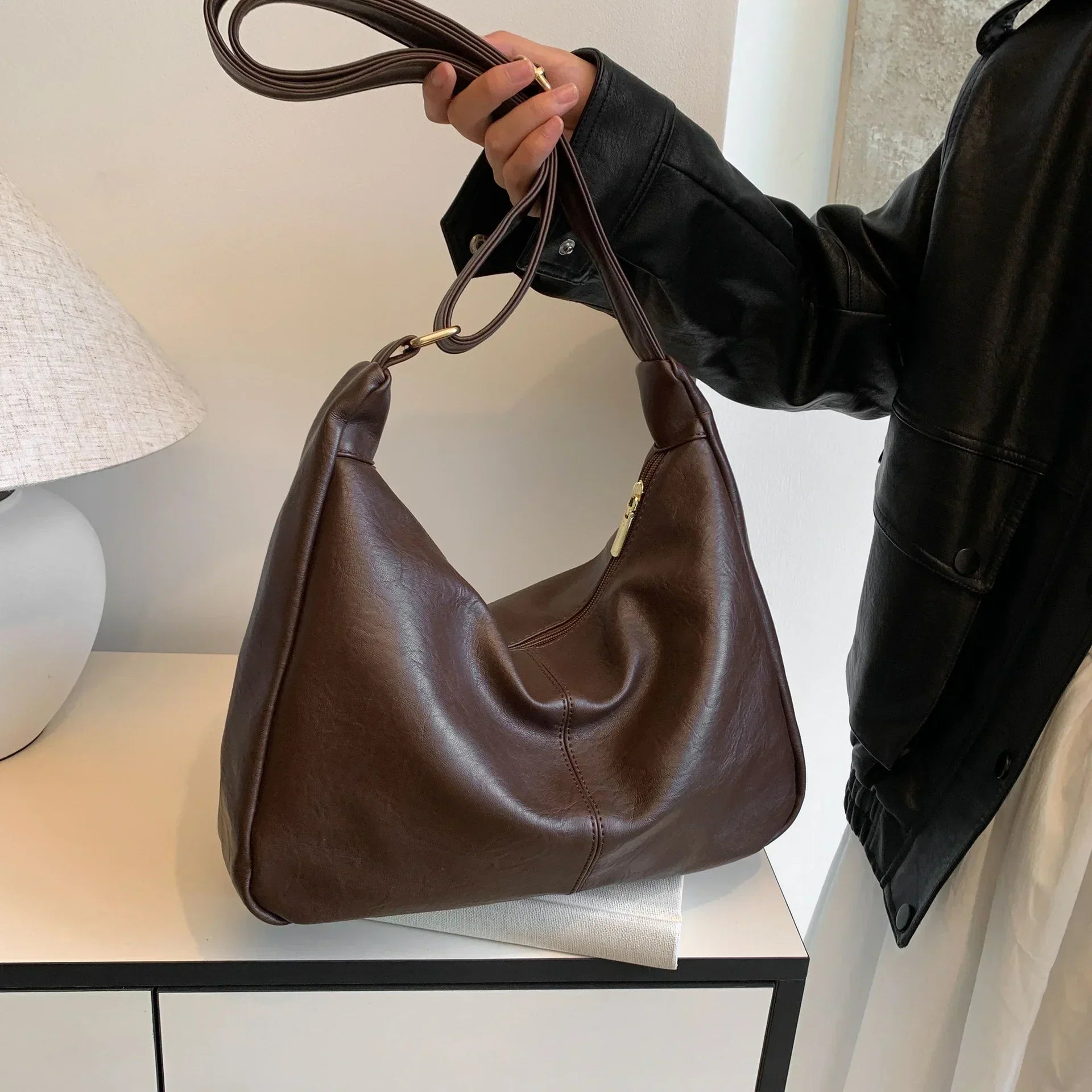 Novira Tasche in Braun auf einem Tisch platziert