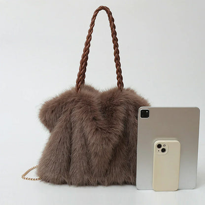 Geflochtene Handtasche mit Metallic-Kette und Henkel
