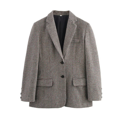 nahaufnahme karierter damen blazer mit schwarzen knöpfen