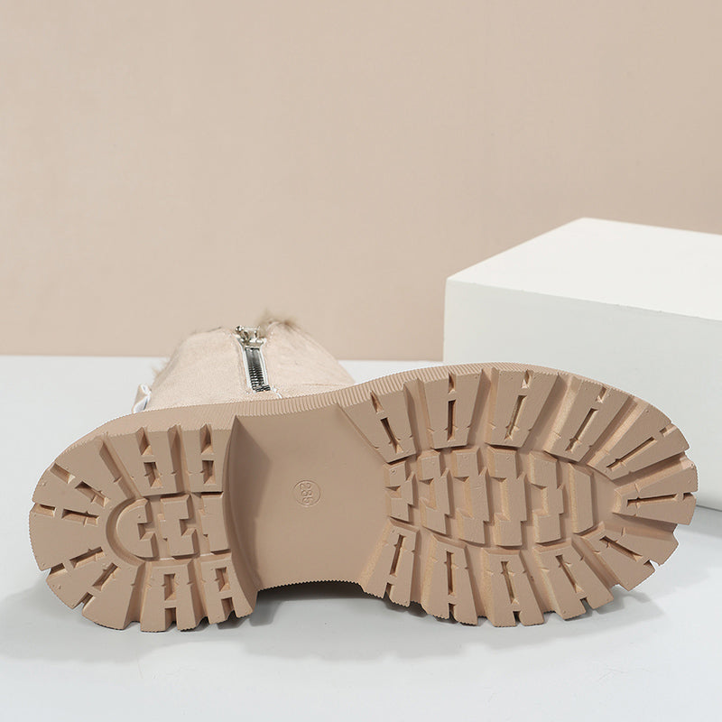 nahaufnahme beige winterstiefel mit reißverschluss und profilsohle