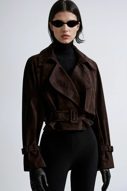 Cropped Wildlederjacke mit Taillengürtel – getragen, elegant kombiniert
