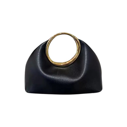 schwarze ringhandtasche frontansicht mit glänzendem goldenem ring
