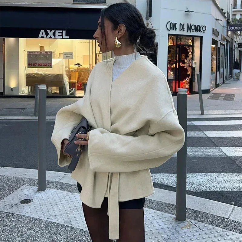Elegante Damenjacke mit Bindegürtel für Winter