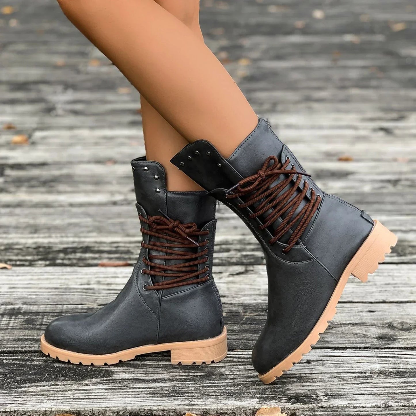 Graue Schnürboots mit Stud-Details und robuster Sohle
