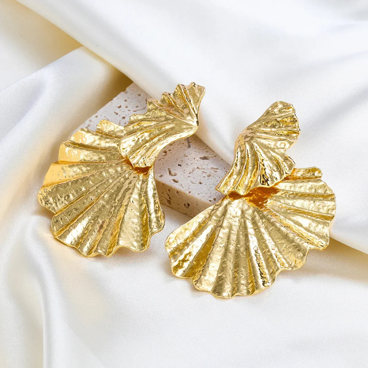 Goldene Statement-Ohrringe mit Silber-Akzent
