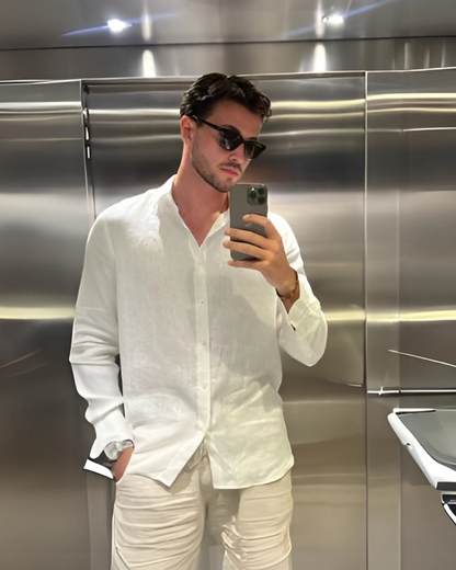 Männer Leinenhemd und Shorts mit Sonnenbrille