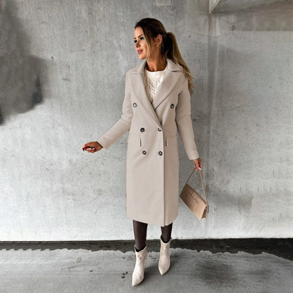 Voorkant beige nette winterjas dames met knopen