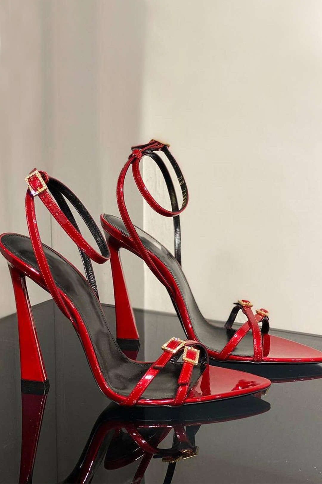 Damen Stilettos Lackleder Goldene Schnallen