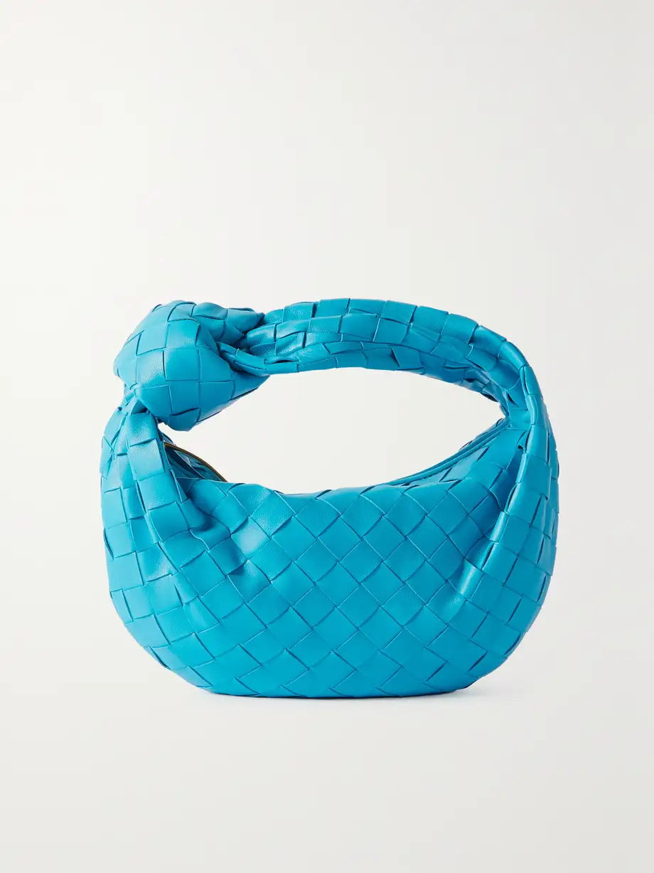 blauwe gevlochten tas met handgreep
