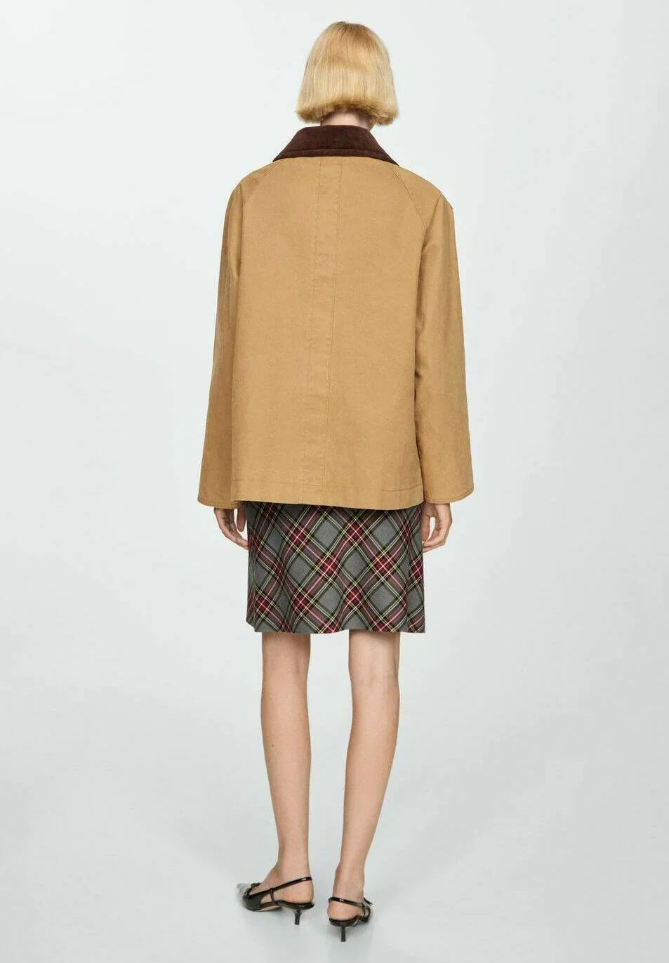 damen outfit camel workwear jacke mit kariertem rock streetstyle