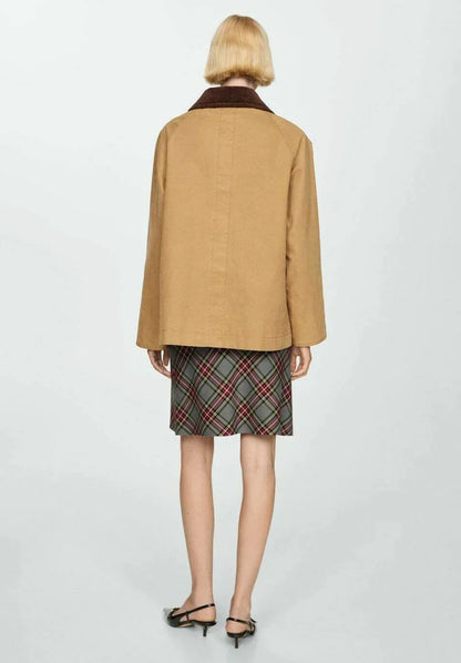 damen outfit camel workwear jacke mit kariertem rock streetstyle
