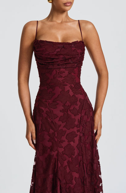 Bordeauxrotes virales Kleid mit Rückenausschnitt und Schnürdetail, TikTok Trend