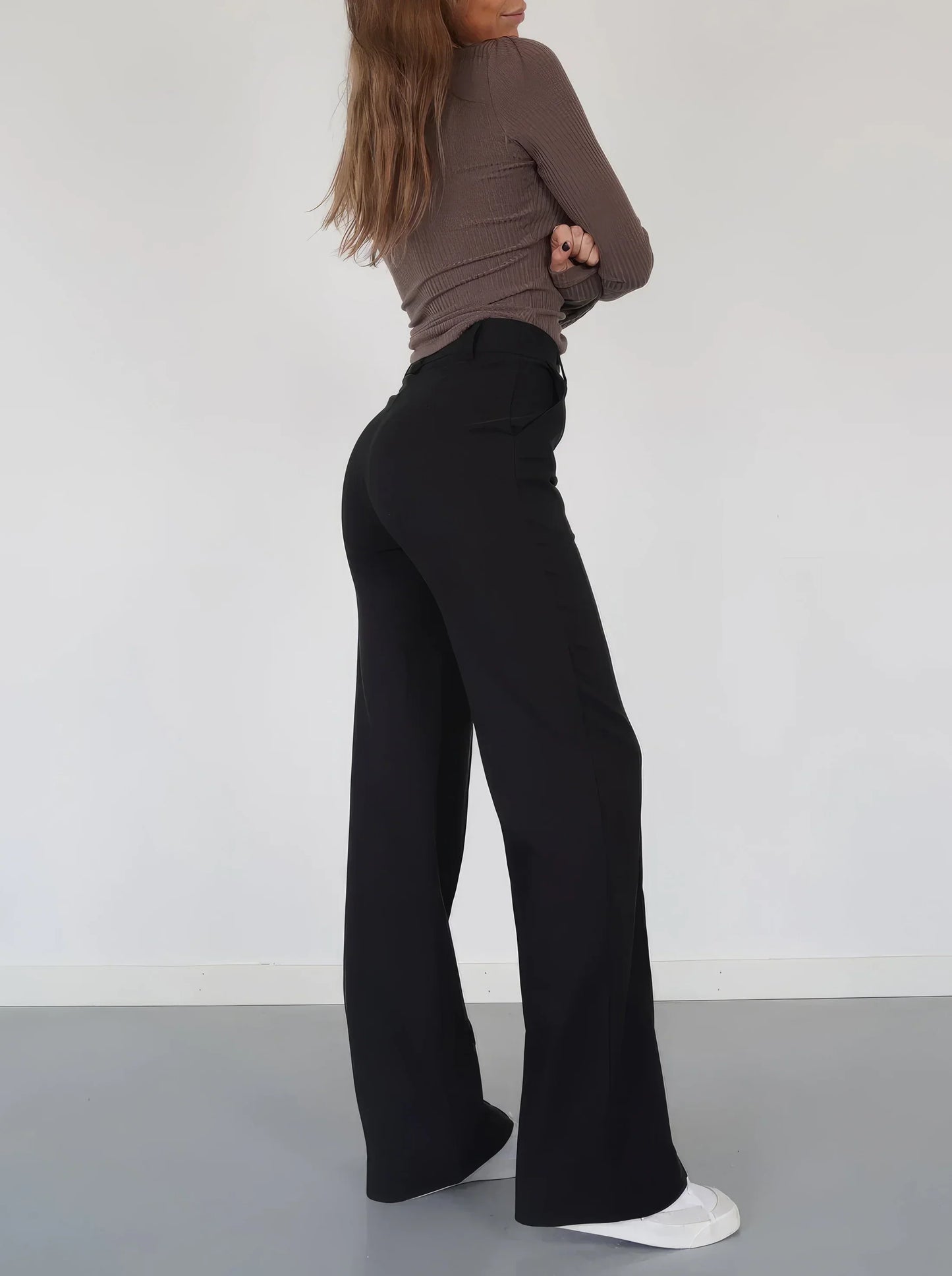 Schwarze weite Hose mit hoher Taille – moderne Damenhose