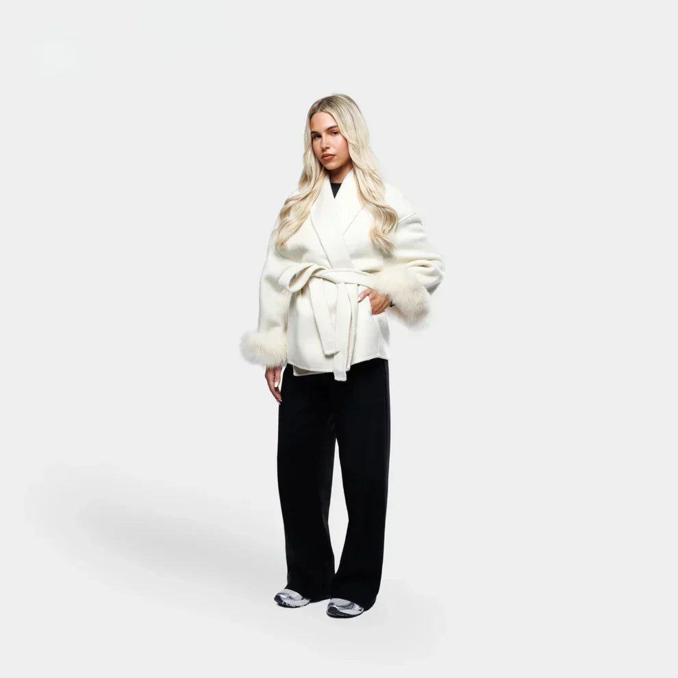 Lana Luxe Coat weiß, Frontansicht mit Faux-Fur-Details