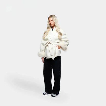 Lana Luxe Coat weiß, Frontansicht mit Faux-Fur-Details