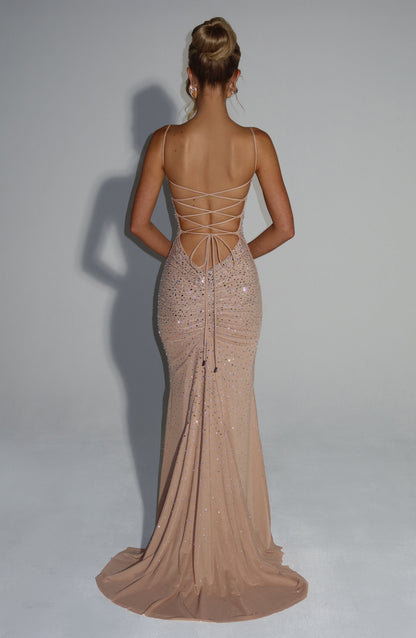 nude Abendkleid mit offenem Rücken in Nachtkulisse