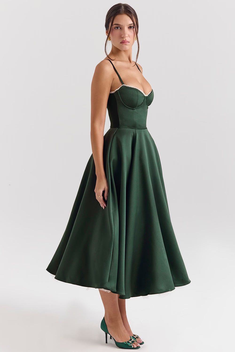 grünes tiktok trend kleid midi house of cb look seitenansicht